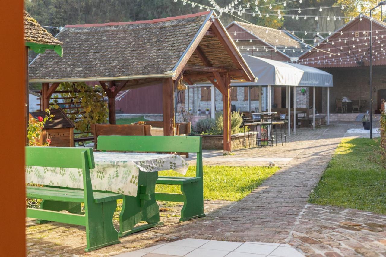Kuca Za Odmor Baranjski Dvori Hotel Zmajevac Exterior foto